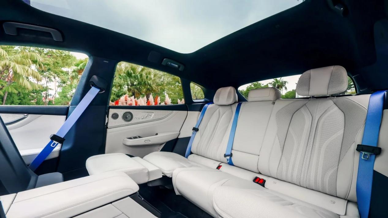 猎装轿跑终于不用为颜值妥协了？焕新极氪001给出答案