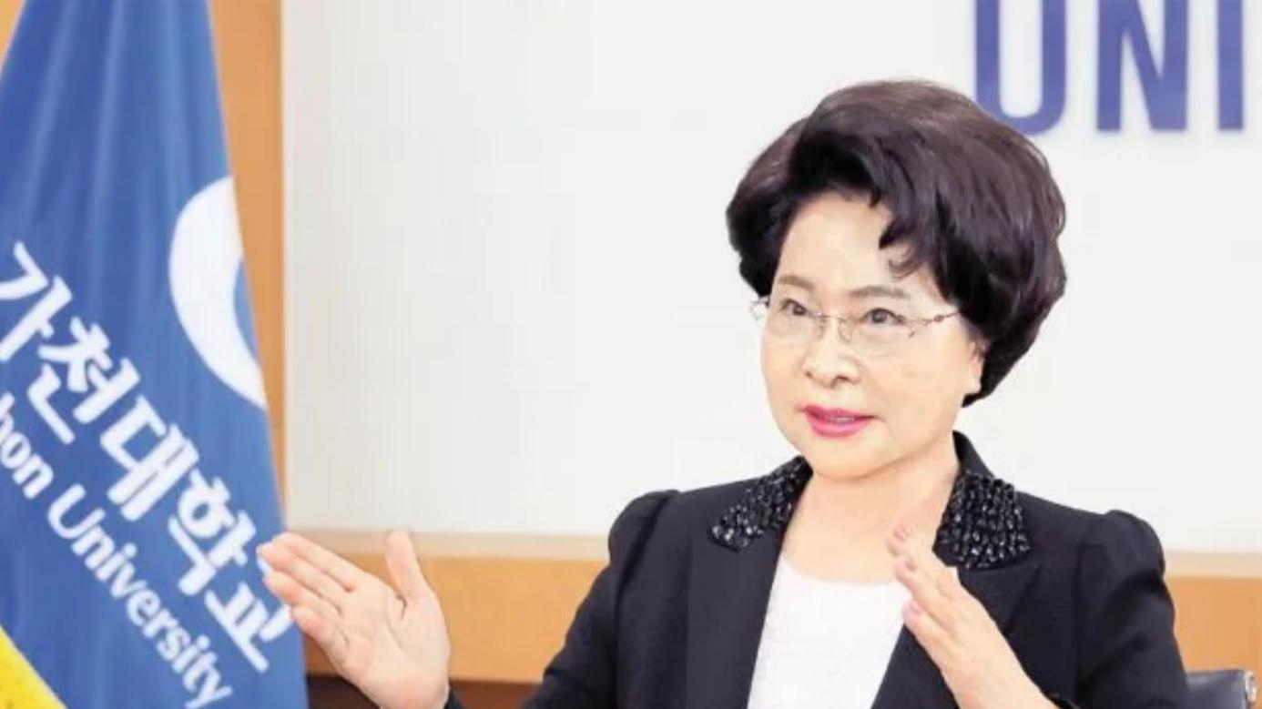 韩国93岁女校长因冻龄走红，一生堪称传奇，网友：看着比我还年轻
