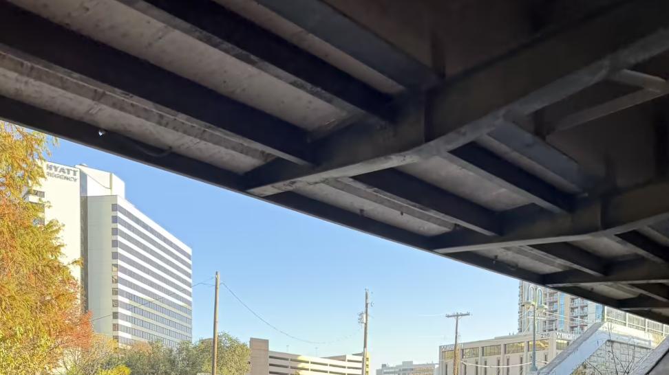 特斯拉无方向盘 Cybercab 自动驾驶出租车首次被路拍