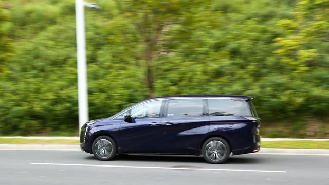 轴距2米93，油耗57L，座椅可按摩，主打家用性价比