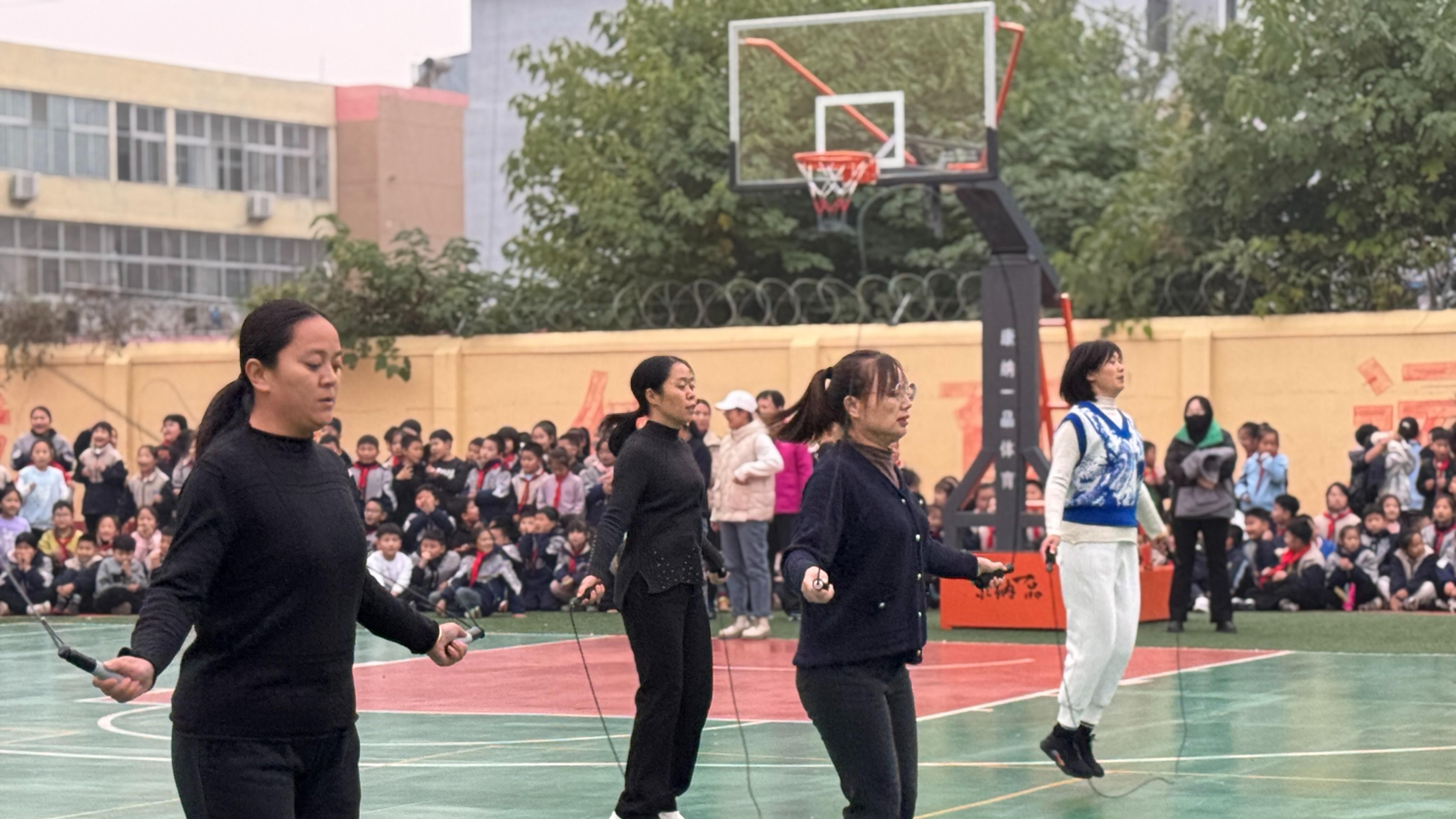 “绳”采飞扬 “毽”舞校园