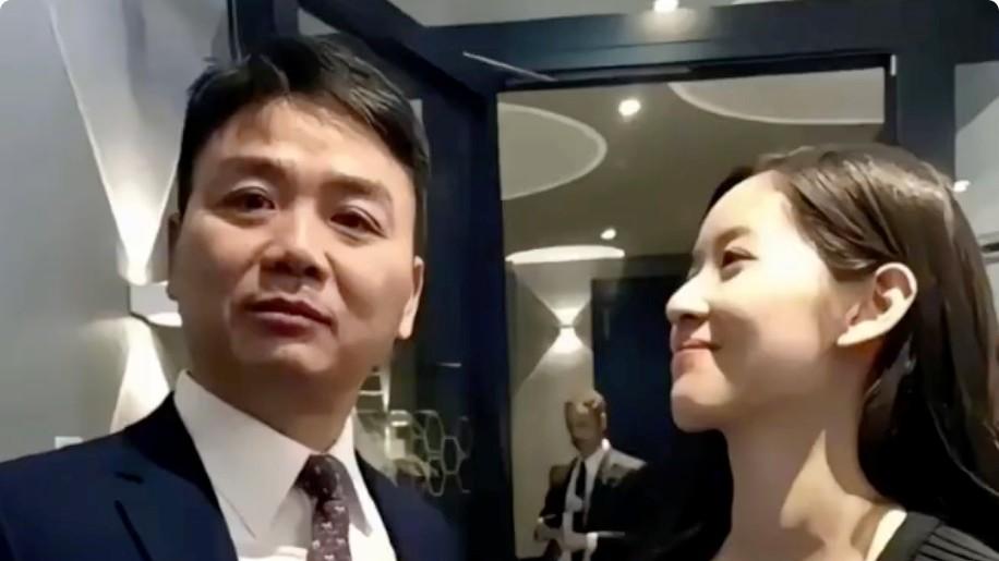 刘强东章泽天久违同框，奶茶妹妹蜕变精英范，二人对视一笑甜过初恋