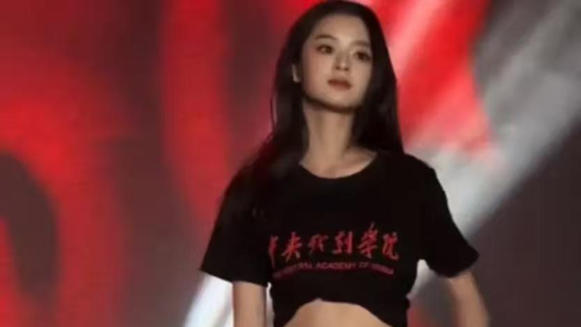 黄杨钿甜准备全面复出？网友并不买账，参加中戏迎新晚会，舞姿略显生硬
