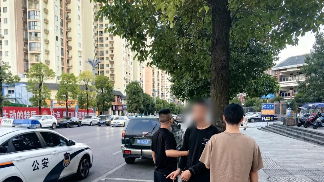 阳光下的守护丨 深夜，小“卡”片与大“盗”贼，一起栽了！