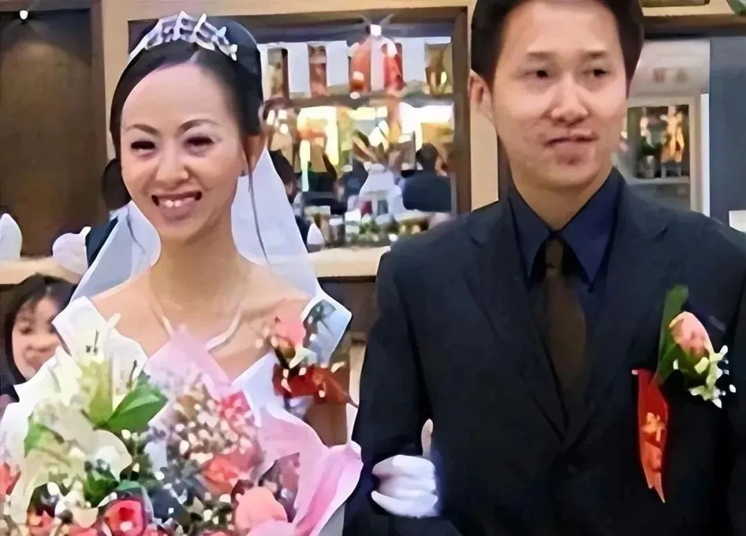 当年春晚“千手观音”领舞聋哑人邰丽华，被富豪苦追8年，如今怎样了