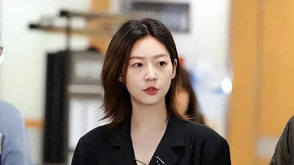 看了董思成、丁禹兮对未成年女星的边界感，才知道金秀贤有多恶劣
