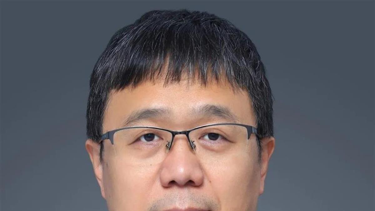 深夜，哈工大实验室的灯光突然熄灭，一位教授倒在了冰冷的仪器旁。他，就是杨强，一位