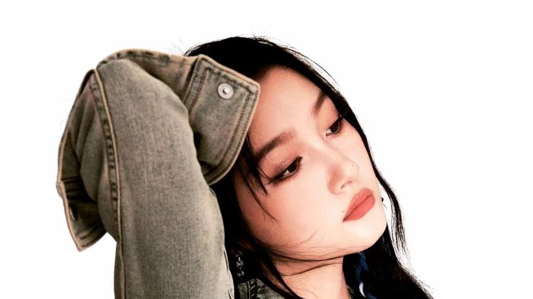 关晓彤解锁摇滚新造型，绝佳身材与舞台魅力，预定女团C位
