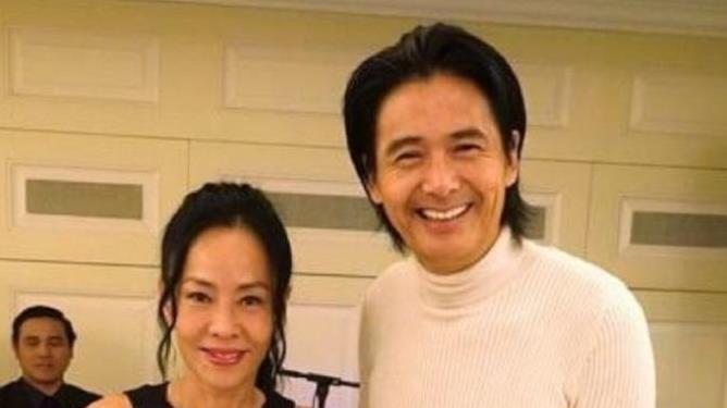 影帝周润发携太太出席活动，66岁发嫂罕见出镜，与姜大卫夫妇合照