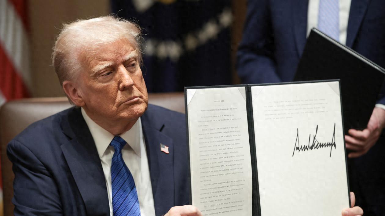 特朗普解密“通俄门”档案：一场政治闹剧揭穿美式民主裂痕