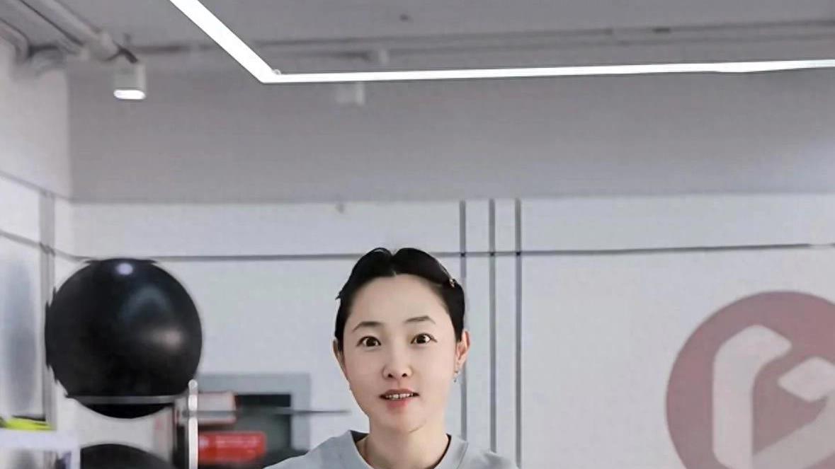 40岁白百何变化明显，脸部浮肿，酒窝隐现，网友热议：医美副作用