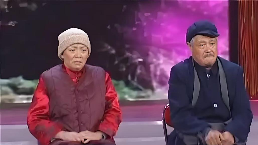 宋丹丹70岁丈夫帅气依旧，两人甜蜜牵手逛街破除不和传闻