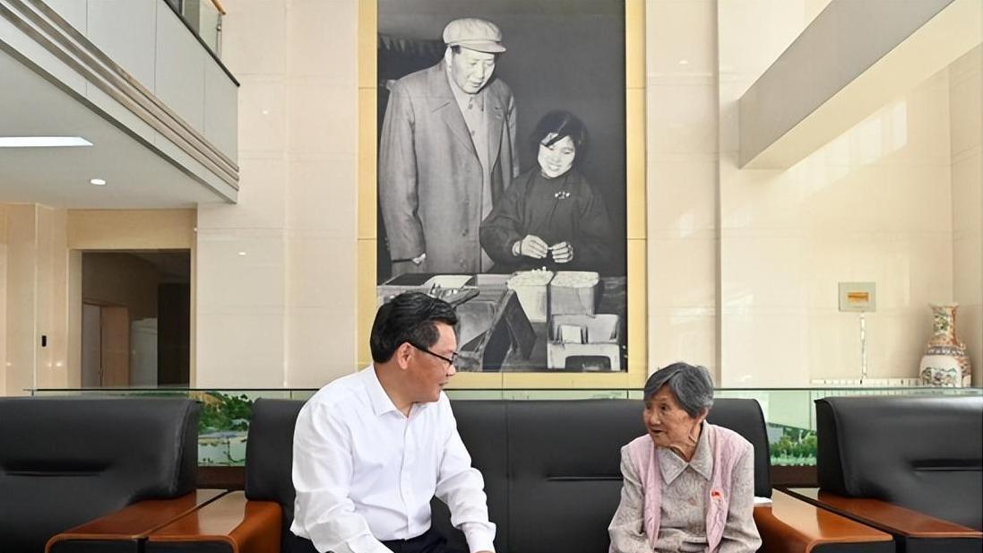 毛主席视察沉默工厂，唯一人高呼：毛主席好！