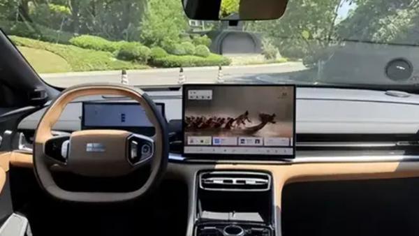 竞争比亚迪秦L DM-i, 吉利银河A7实车曝光, 油耗低至2L级, 今年上市