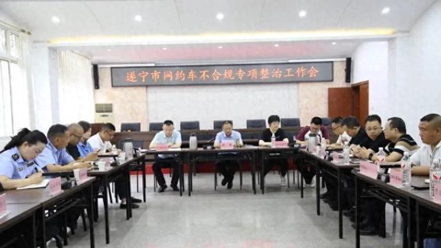 网约车司机专属马甲新规出台，又一城市加强监管，无证运营空间进一步压缩