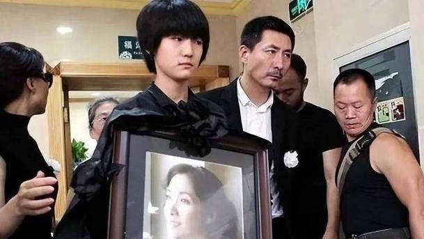 张子健祭拜前妻！李婷墓地曝光，在高楼大厦旁，女儿长的很像妈妈
