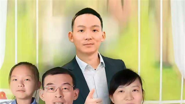谢浩男童年照曝光堪称校草，五官长相随了妈妈，妹妹要求他留长发
