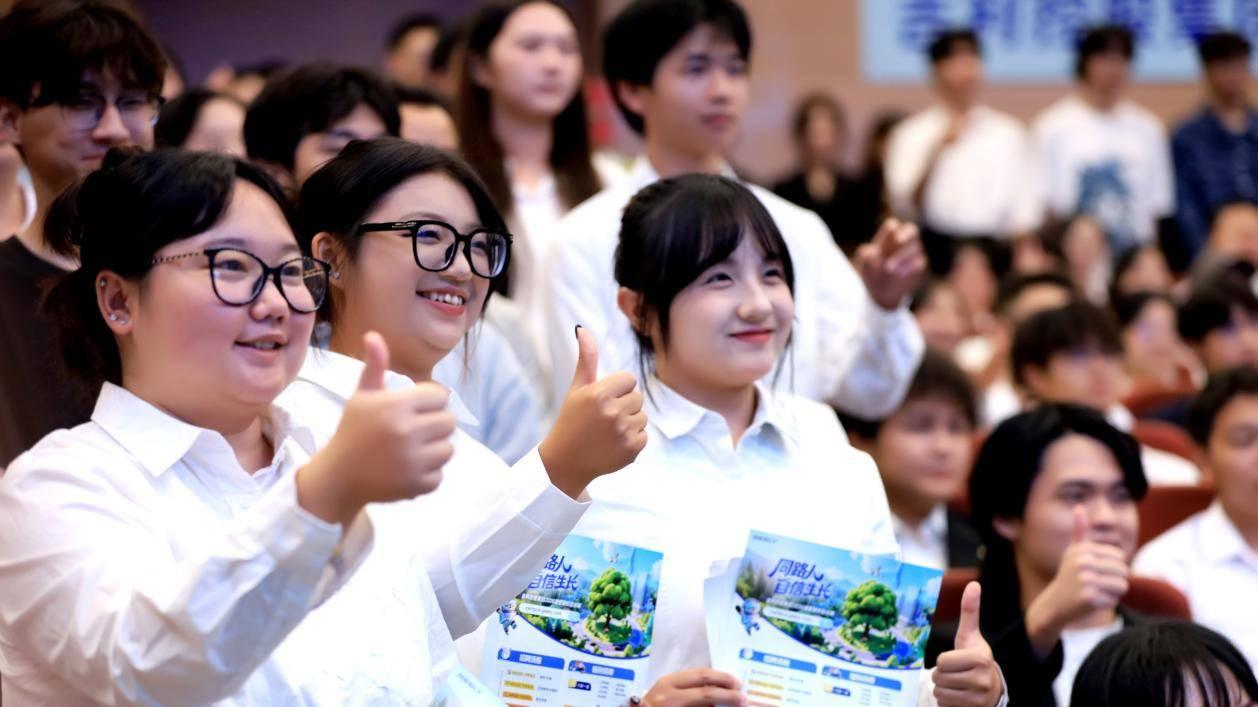 吉利控股集团2026届全球校园招聘启幕，首站走进吉利学院！「基石计划」优秀学员现场斩获 offer！