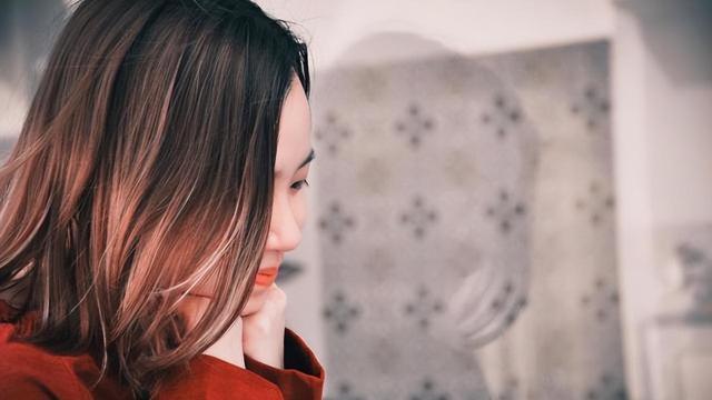 一辆挂着香港牌照的救护车，开到医院门口，我们蜂拥而至围住……