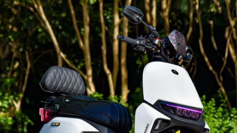 与雅迪相比，这个电动车价格贵一倍，为什么却让年轻人排队买单？