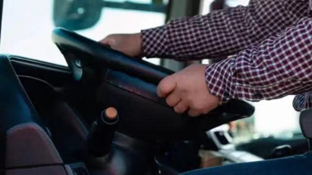 自动挡车型下长坡挂D挡踩刹车？变速箱过热报废案例触目惊心