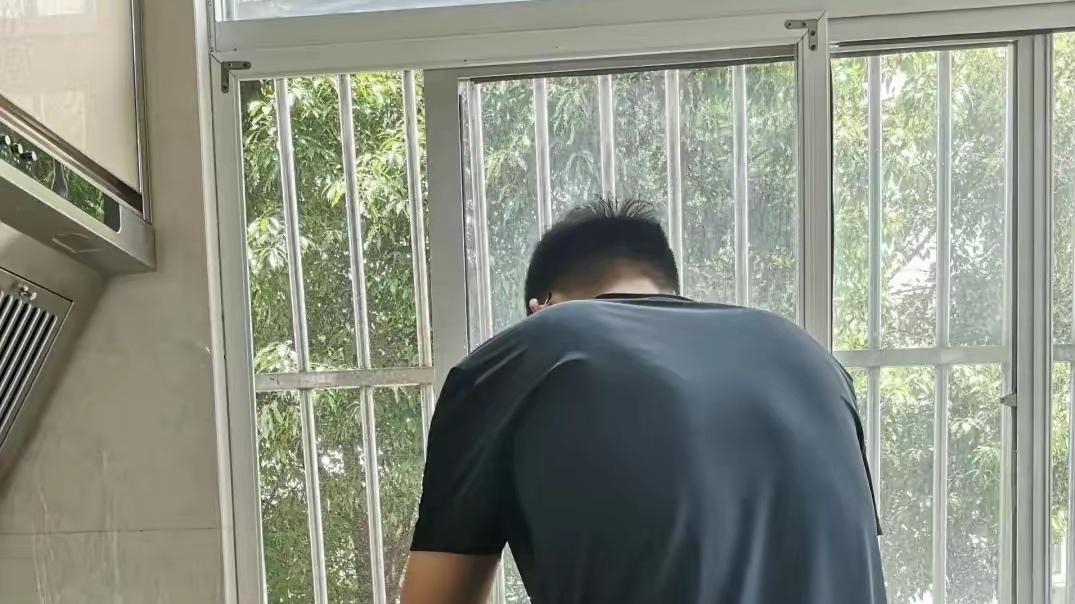 继父为女儿单身十三年女儿考入名校办升学宴时，她指着继父：畜生