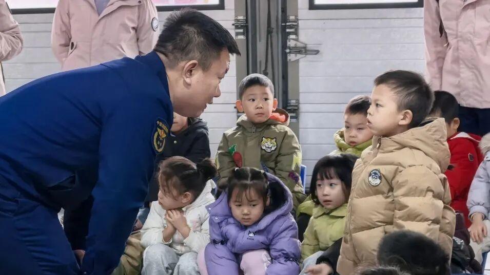 北京市海淀区富力桃园幼儿园一所分园的“火焰蓝”探秘之旅