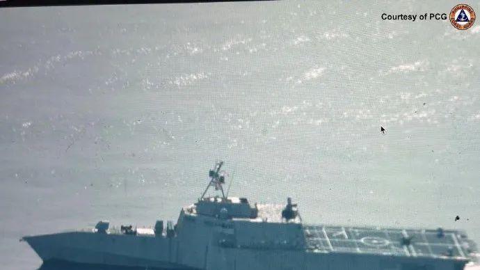 美菲伙同冲闯黄岩岛，中国部署6艘舰艇严阵以待，苏27挂实弹拦截
