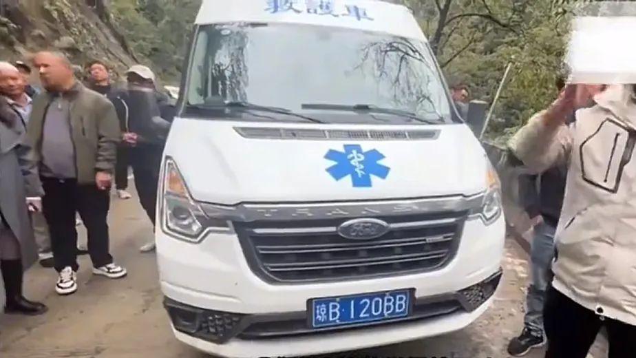 两男一女开救护车墨脱自驾游，用警笛开道耍威风，身份曝光引众怒