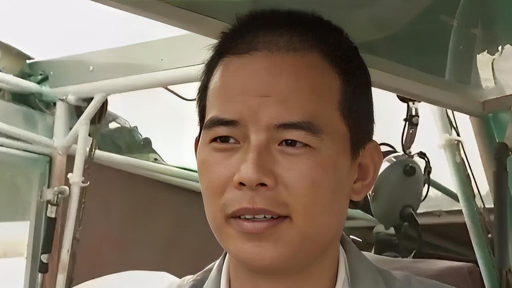 2013年，四川一男子造出了一架越野飞机，能在各种地形上正常起飞