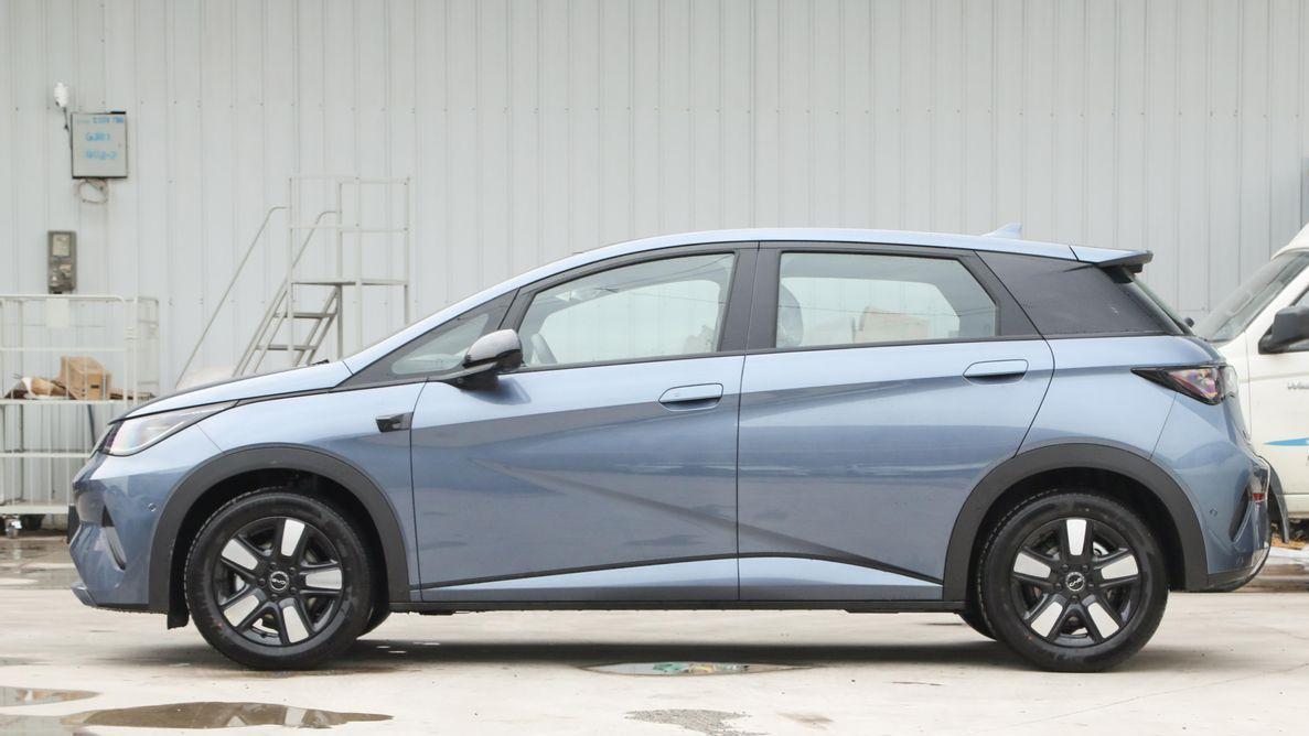 新款比亚迪海豚到达4S店，尺寸更大，配备天神之眼C智驾系统