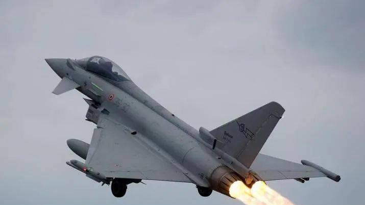 终于能和歼10CE正面刚了，新战机来了，印度高兴了！