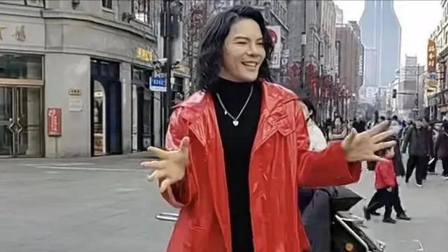 向佐奇装异服，是炒作还是迷失？