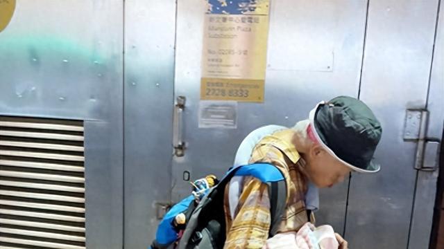 周润发姐姐被误认成流浪汉，严重驼背步履蹒跚，78岁仍自食其力
