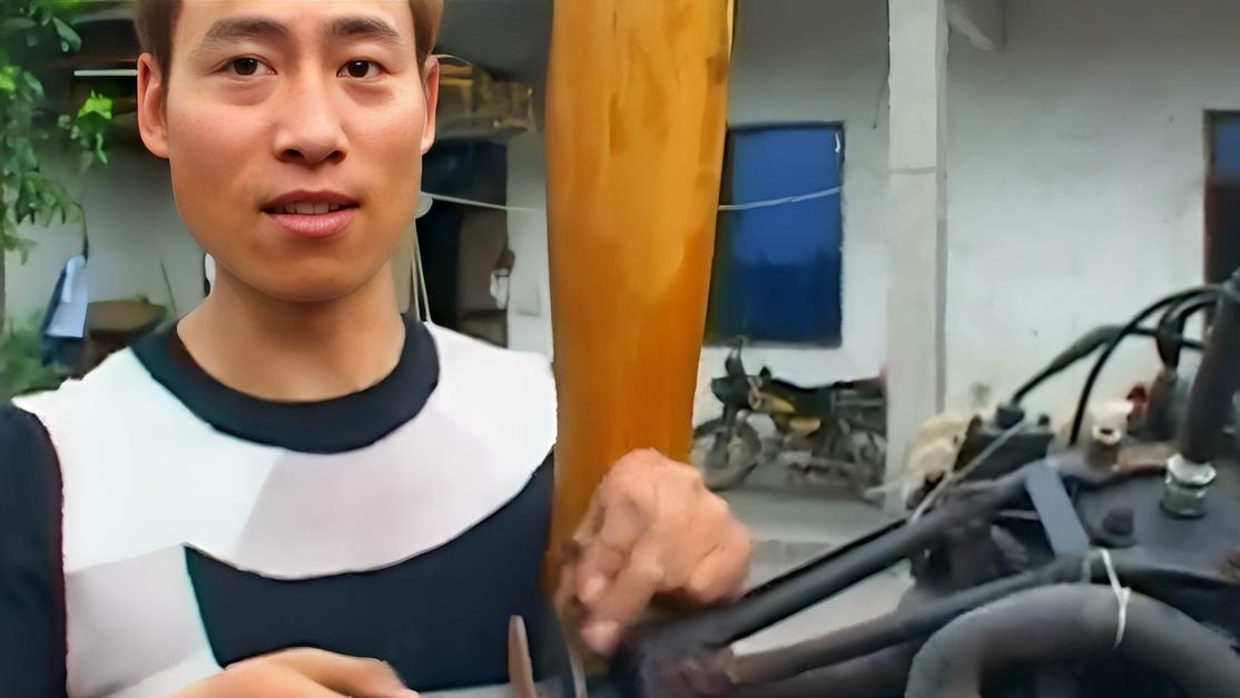 2011年，四川一男子制造了一架摩托飞机，理论飞行高度可达3500米