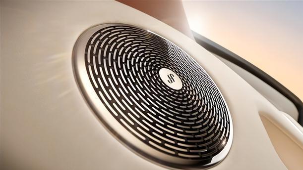 华为新款超豪华轿车亮相，海外车媒高度评价，实力媲美劳斯莱斯