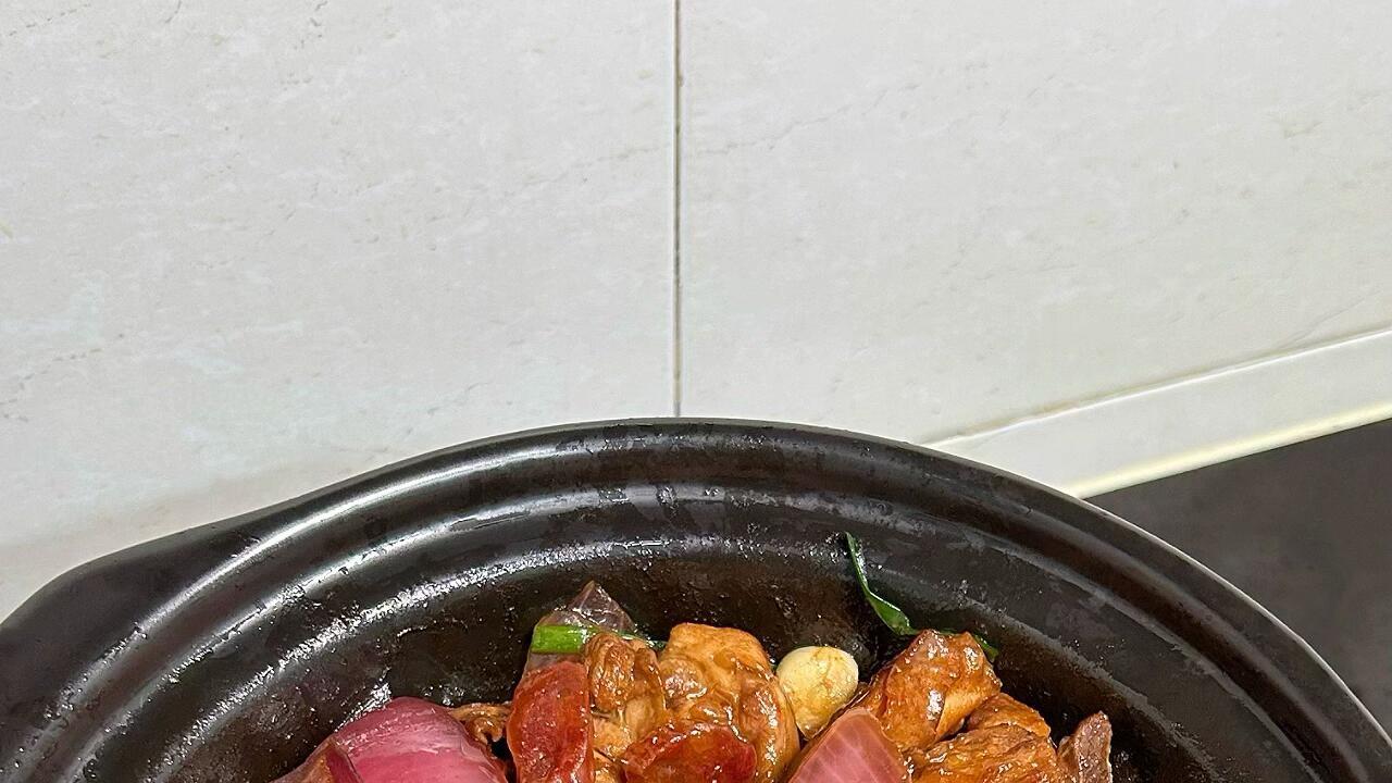 这锅啫啫鸡煲一上桌就滋滋响，腊肠的香气藏着什么秘密？