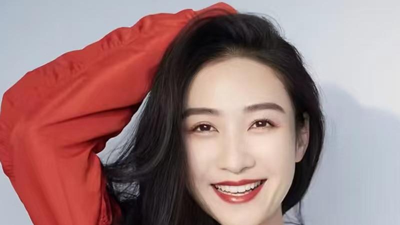 陶昕然的穿搭火了，穿马面裙配白衬衫气质优雅，时髦显瘦显腿长！