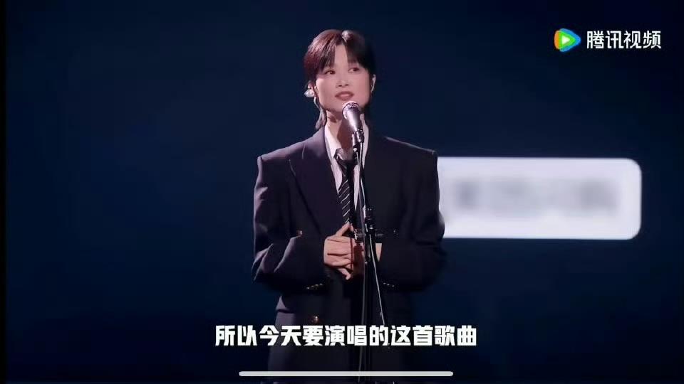 李宇春《冬泳》舞台泪洒全场！用音乐回应脱口秀“二姐”故事，女性力量震撼人心