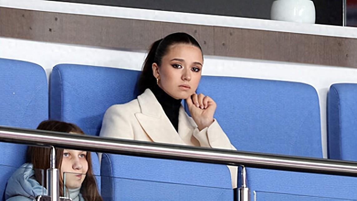 瓦利耶娃现身冰球场，引发了她与冰球运动员有恋情的传闻