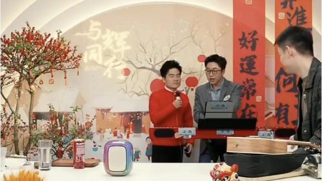 老板榜样！董宇辉现身爆内幕：年会奖品人均4000，年终奖发好