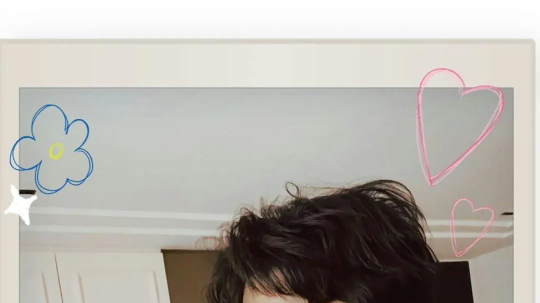 51岁陈炜情人节收花放闪，医生老公出动跑车冧老婆