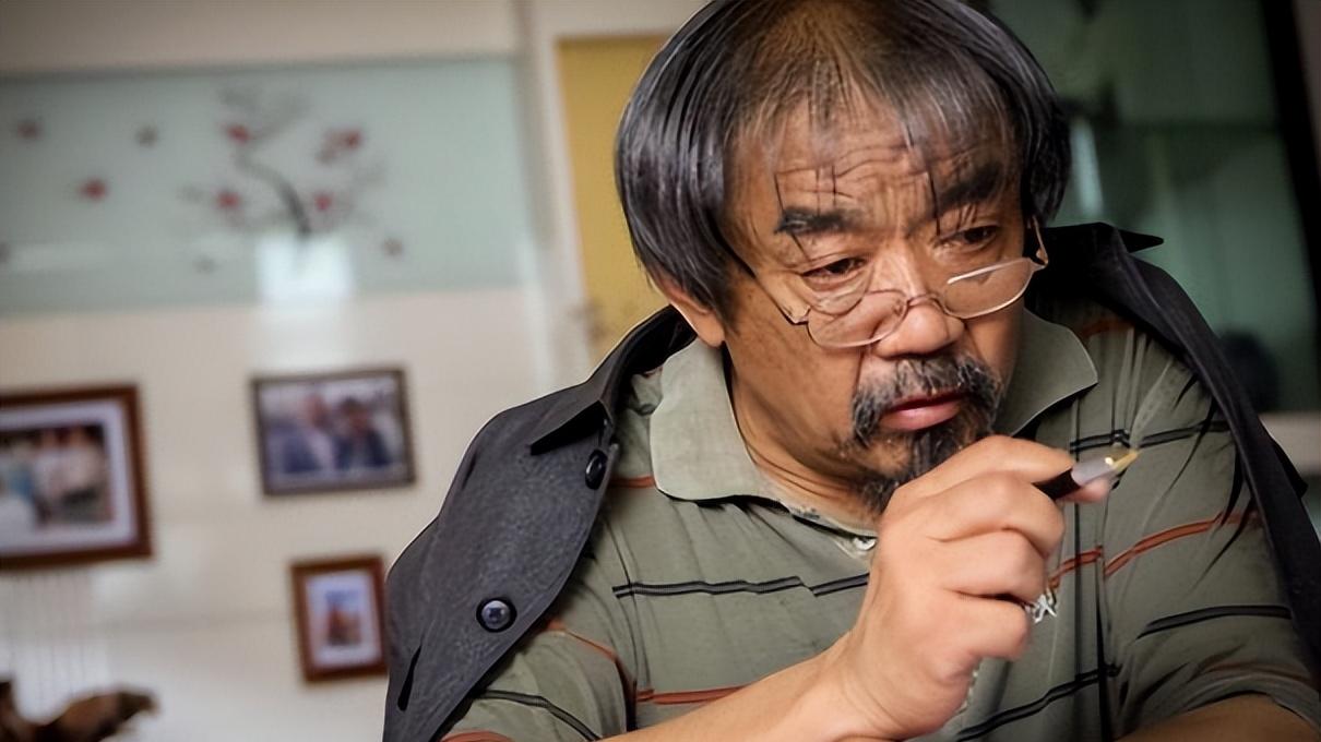 老戏骨尚铁龙, ​从车间工人到金牌配角，他用三十年印证：艺术从不论资排辈，岁月终会馈赠坚持