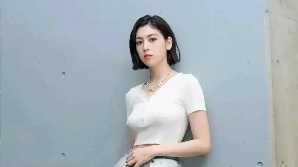 37岁三吉彩花身材管理秘籍曝光：每天坚持3招，轻松拥有完美S曲线！