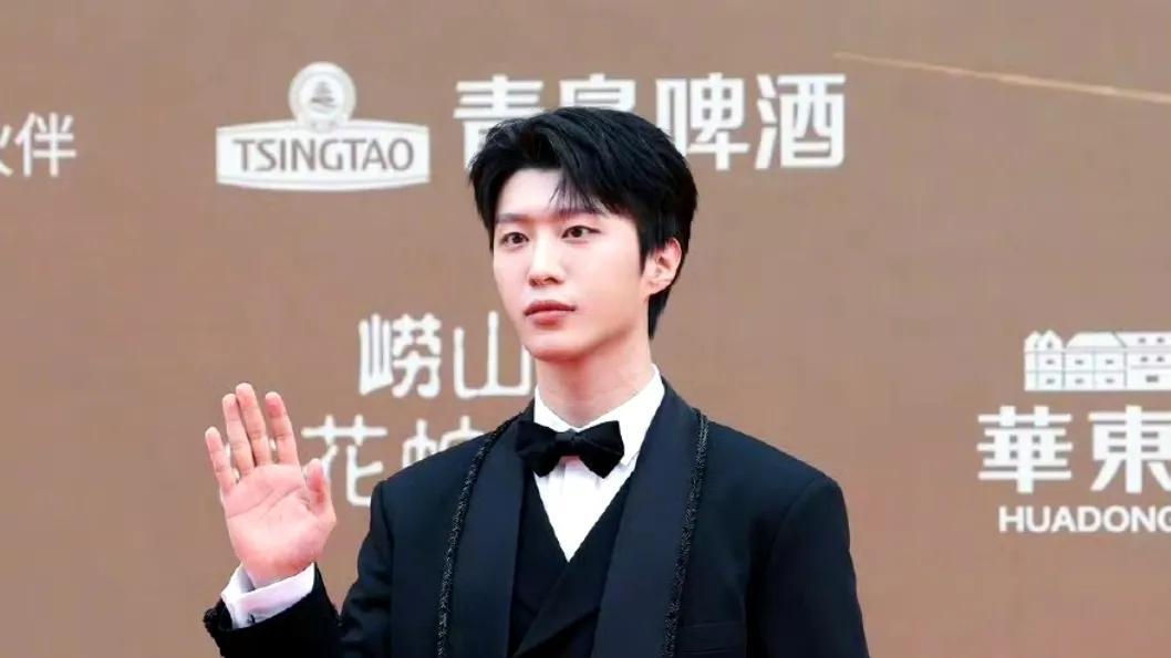 华表奖这一天，尽力打扮的王一博和吴磊，都败给了回春的黄晓明