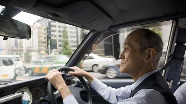 八旬老人还得去餐厅端盘子，去厨房帮忙做面条：日本老人的晚年