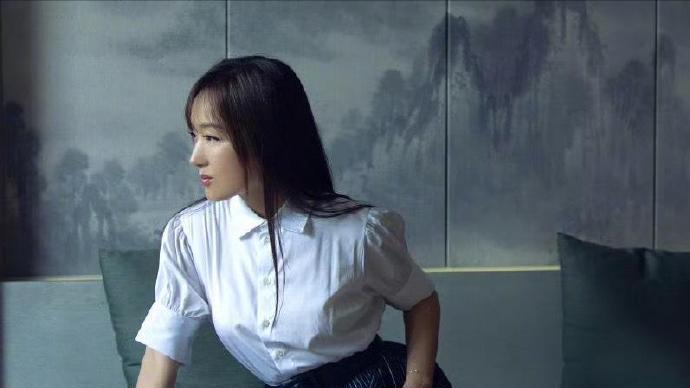 54岁杨钰莹颜值回春！穿白衬衫美得很轻盈，站那儿亭亭玉立太养眼