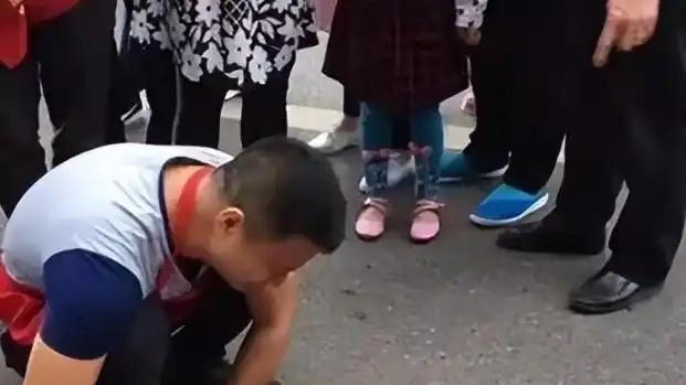 大学教师开车撞飞母女，当场脱衣倒地，将女童摔死后竟被判无罪