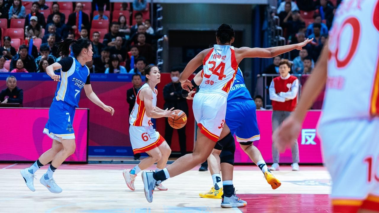 山东女篮新赛季开门黑，78比88输石家庄，侯冰成最大短板，空有好牌，打的细碎，签来张子宇又如何