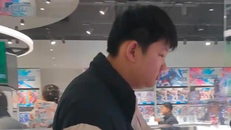 197高的小伙赖店不走，只为妈妈买个玩具？